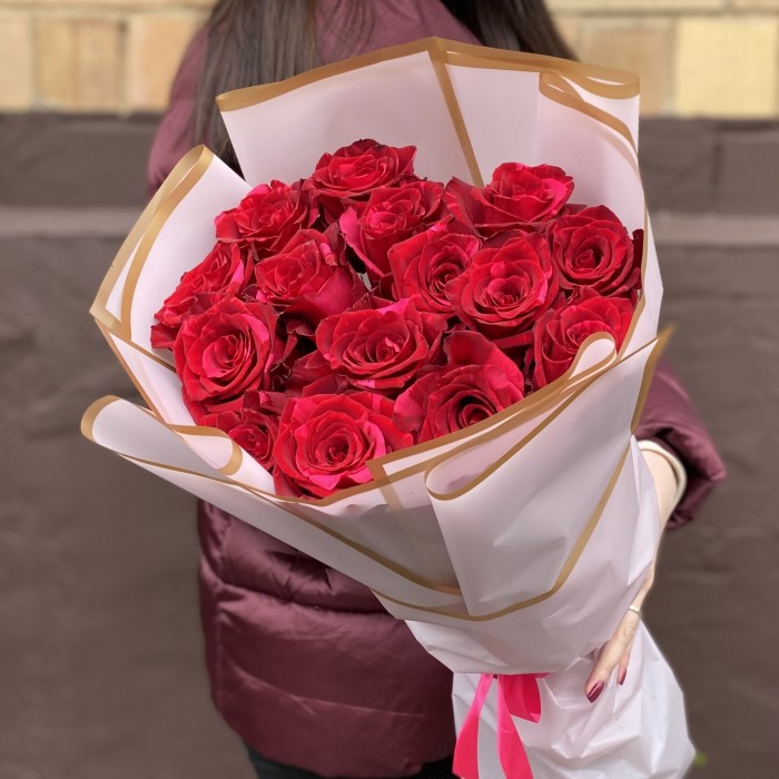 15 красных роз Ред Пантер 60 см
